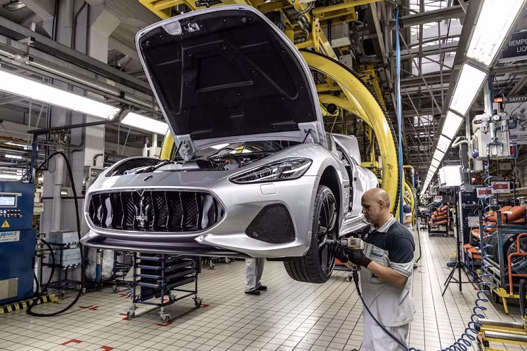 Khi được hỏi về những thay đổi tại nhà máy Modena của hãng, đại diện của hãng xe sang Maserati chỉ cho biết, hãng đã xây dựng thêm các dây chuyền sơn mới nhằm đem đến một "bộ cánh" ấn tượng hơn cho các mẫu xe của mình. Ngoài ra, hãng cũng tạo ra một buồng sơn đặc biệt giúp khách hàng có thể trực tiếp ngắm nhìn quá trình sơn xe mà không ảnh hưởng tới công việc cũng như sức khoẻ.