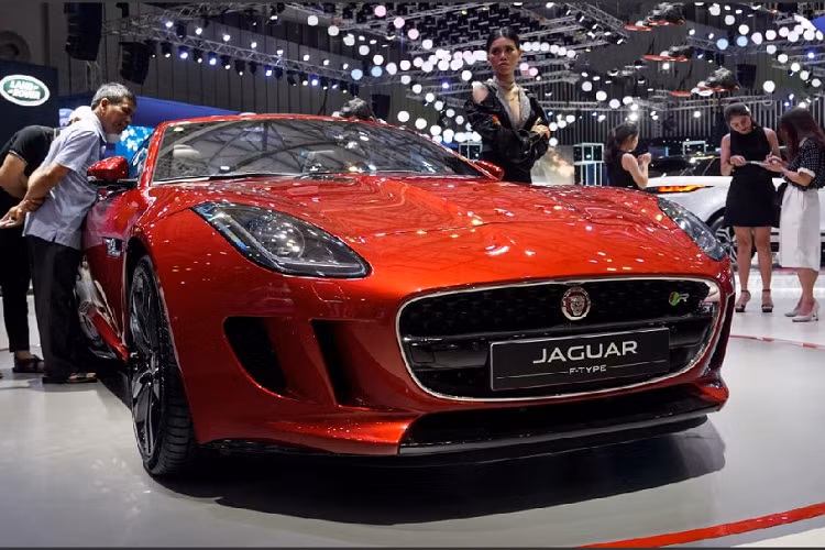 Hiện giá xe Jaguar F-Type R Convertible trong bài viết đang bán ra chính hãng là 13 tỷ đồng và được trưng bày tại triển lãm VMS 2019.