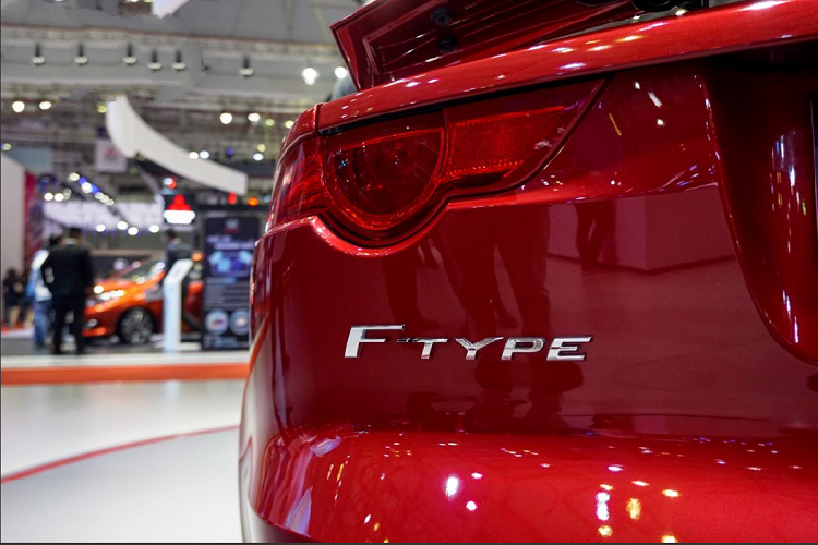 Bộ đôi logo “F-Type” và “R” được chia đều ở hai bên đuôi xe. Jaguar F-Type kết hợp các yếu tố bao gồm khối lượng xe thấp, công suất cao và tính khí động học, cả 3 yếu tố cùng nhau “hòa quyện” trên chiếc F-Type để mang lại một cảm giác cầm lái tuyệt vời của một mẫu xe thể thao nhưng lại không kém phần sang trọng và quý tộc.