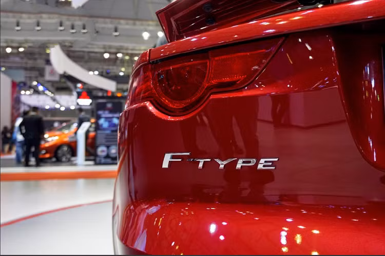 Bộ đôi logo “F-Type” và “R” được chia đều ở hai bên đuôi xe. Jaguar F-Type kết hợp các yếu tố bao gồm khối lượng xe thấp, công suất cao và tính khí động học, cả 3 yếu tố cùng nhau “hòa quyện” trên chiếc F-Type để mang lại một cảm giác cầm lái tuyệt vời của một mẫu xe thể thao nhưng lại không kém phần sang trọng và quý tộc.