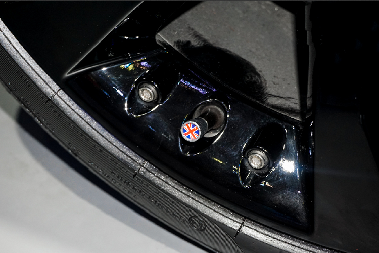 Phiên bản F-Type R Convertible được trang bị bộ mâm 5 chấu kép có kích thước 20 inch và mang thiết kế mạnh mẽ với những con ốc kim loại bắt xung quanh viền mâm xe. Bộ lốp mà xe sử dụng có tên gọi Pirelli P Zero có kích thước của hai bánh trước và sau lần lượt là 255/35ZR20 và 295/30ZR20. Điểm đáng chú trên bộ mâm chính là logo chụp mâm ở vị trí trung tâm với chữ “Jaguar” được lồng vào lá quốc kỳ Anh ấn tượng.