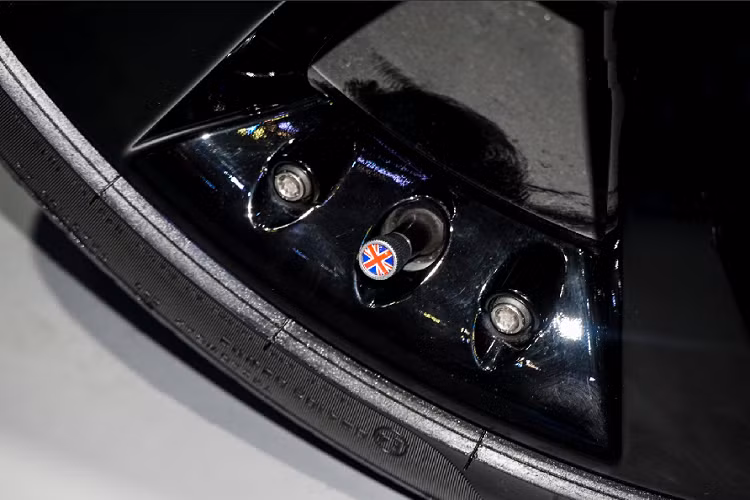 Phiên bản F-Type R Convertible được trang bị bộ mâm 5 chấu kép có kích thước 20 inch và mang thiết kế mạnh mẽ với những con ốc kim loại bắt xung quanh viền mâm xe. Bộ lốp mà xe sử dụng có tên gọi Pirelli P Zero có kích thước của hai bánh trước và sau lần lượt là 255/35ZR20 và 295/30ZR20. Điểm đáng chú trên bộ mâm chính là logo chụp mâm ở vị trí trung tâm với chữ “Jaguar” được lồng vào lá quốc kỳ Anh ấn tượng.