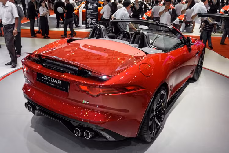 Các chi tiết như líp gió trước, líp gió hông và bộ khuếch tán gió sau cỡ lớn đều được sơn đen tạo điểm nhấn giúp tổng thể của xe trở nên vô cùng thể thao khi là sự kết hợp giữa hai tông màu đỏ-đen.