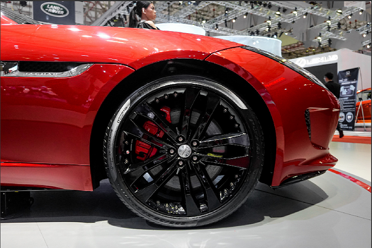 F-Type R sở hữu thiết kế nhỏ gọn, điều này trở thành một lợi thế khi vận hành “siêu báo” trên đường phố nhờ khả năng di chuyển linh hoạt. Mẫu xe mui trần có kích thước bao gồm chiều dài x chiều rộng x chiều cao lần lượt là 4.470 x 1.923 x 1.311 mm và chiều dài của trục cơ sở là 2.622 mm.