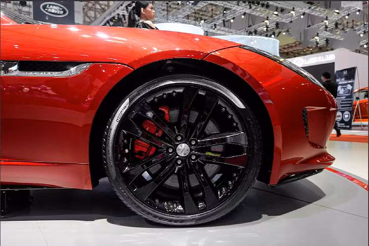 F-Type R sở hữu thiết kế nhỏ gọn, điều này trở thành một lợi thế khi vận hành “siêu báo” trên đường phố nhờ khả năng di chuyển linh hoạt. Mẫu xe mui trần có kích thước bao gồm chiều dài x chiều rộng x chiều cao lần lượt là 4.470 x 1.923 x 1.311 mm và chiều dài của trục cơ sở là 2.622 mm.