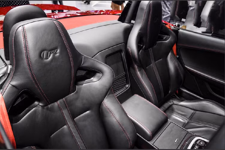 Nội thất của xe được bọc da màu đen cao cấp và được khâu chỉ đỏ tương phản. Các ghế ngồi R Performance cũng được bọc da tỉ mỉ, tương tự là vô-lăng của xe. Bảng điều khiển trung tâm được ốp nhôm và khu vực xung quanh cần số xuất hiện các nút bấm nhằm điều khiển chế độ lái ở mặt đường trơn trượt hoặc là chế độ đua, nút phanh tay điện tử, nút điều khiển nâng hạ cánh gió ở đuôi xe, nút đóng mở phần mui mềm, nút can thiệp hệ thống cân bằng điện tử DSC và nút chọn chế độ tiếng pô.