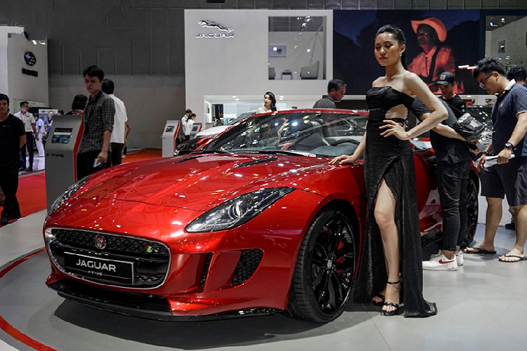 Trong quá khứ, hãng ôtô Anh quốc đã từng đưa về một chiếc xe Jaguar F-Type R Convertible sở hữu ngoại thất màu đỏ tươi vào năm 2015 và hiện mẫu xe đó đã tìm được chủ nhân tại Hà Nội.