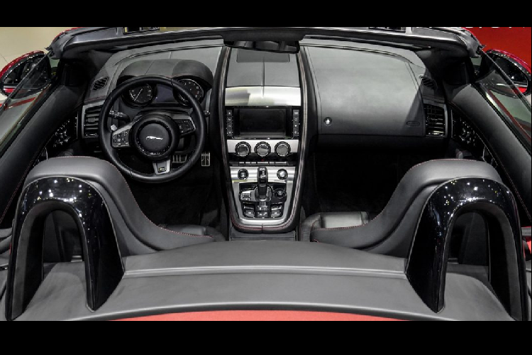 Mặc dù mang trên mình thiết kế hiện đại nhưng đâu đó F-Type vẫn khiến cho chúng ta hoài cổ trở về với những chiếc xe thể thao được Jaguar chế tạo vào lúc bấy giờ, cụm ống xả Active Sports Exhaust được xả thông qua bốn ống xả được bố trí ở hai bên đuôi xe.