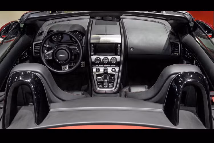 Mặc dù mang trên mình thiết kế hiện đại nhưng đâu đó F-Type vẫn khiến cho chúng ta hoài cổ trở về với những chiếc xe thể thao được Jaguar chế tạo vào lúc bấy giờ, cụm ống xả Active Sports Exhaust được xả thông qua bốn ống xả được bố trí ở hai bên đuôi xe.