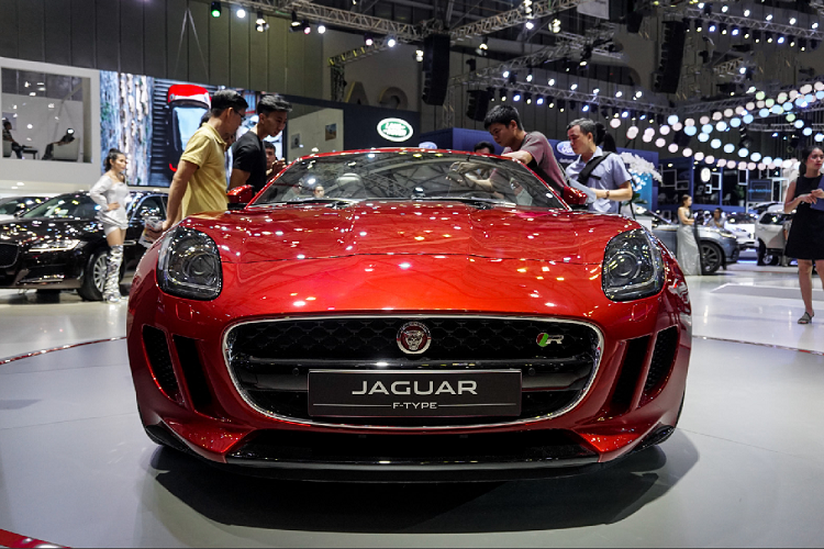 Biến thể F-Type R chính là phiên bản mạnh nhất trên dòng xe Jaguar F-Type với việc được trang bị khối động cơ V8 5.0 lít và cũng là phiên bản F-Type có giá bán cao nhất từng được mang về nước. Jaguar F-Type là mẫu xe thể thao có số lượng thuộc hàng hiếm tại Việt Nam, trong đó chỉ có 3 chiếc thuộc phiên bản R được nhập khẩu về nước với 2 trong số chúng là bản mui trần.