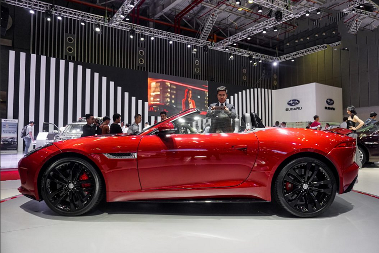 Jaguar F-Type R Convertible mới có phần đầu tương đối giống với phiên bản S với lưới tản nhiệt 1 nan ở trung tâm kết hợp cùng với các khe gió được trang bị hai bên đầu xe. Điểm nhấn trên phần đầu xe đến từ logo “R” giúp chúng ta có thể phân biệt với những phiên bản F-Type khác.