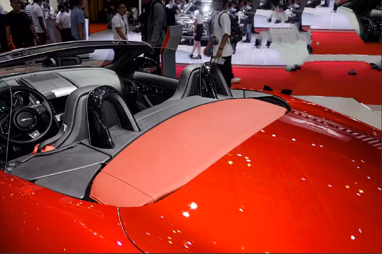 Vì là một mẫu xe mui trần nên Jaguar F-Type R Convertible sở hữu cơ chế đóng/mở mui cầu kì và mất 12 giây để đóng/mở mui ngay cả khi xe đang chạy ở vận tốc dưới 48 km/h. Cánh gió cỡ lớn có thể chỉnh điện được gắn vào phần cốp xe.