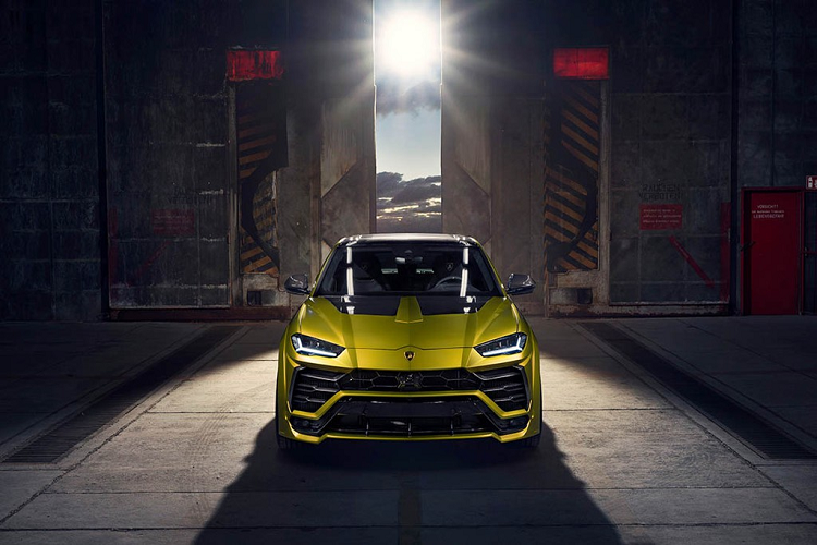 Có thể nói, bộ bodykit Esteso của Lamborghini Urus độ Novitec đẹp hơn so với bộ bodykit của TopCar đã giới thiệu trước nay. Novitec đã phát triển một cách cẩn trọng để tạo nên các chi tiết một cách hài hòa, phù hợp với thiết kế của Urus, không làm mất chất nhưng vẫn đủ ấn tượng, sắc sảo và mạnh mẽ hơn. Ngoài ốp mở rộng hốc bánh xe, bộ bodykit gồm nâng cấp ở cản trước, ốp sườn, cản sau, bộ khuếch tán khí động, các nẹp lướt gió nhỏ và đặc biệt là nắp capo mới đẹp mắt.