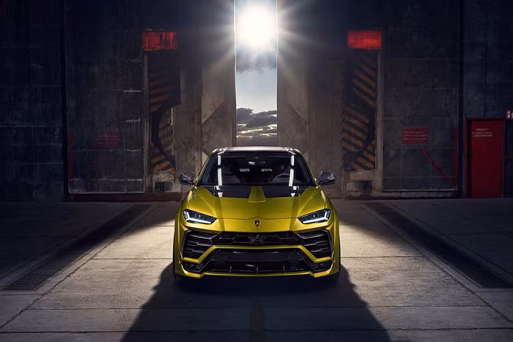 Có thể nói, bộ bodykit Esteso của Lamborghini Urus độ Novitec đẹp hơn so với bộ bodykit của TopCar đã giới thiệu trước nay. Novitec đã phát triển một cách cẩn trọng để tạo nên các chi tiết một cách hài hòa, phù hợp với thiết kế của Urus, không làm mất chất nhưng vẫn đủ ấn tượng, sắc sảo và mạnh mẽ hơn. Ngoài ốp mở rộng hốc bánh xe, bộ bodykit gồm nâng cấp ở cản trước, ốp sườn, cản sau, bộ khuếch tán khí động, các nẹp lướt gió nhỏ và đặc biệt là nắp capo mới đẹp mắt.