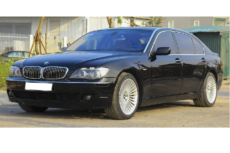 Mẫu xe sang BMW 750 Li 2005 (mã E66) là thế hệ thứ 4 của mẫu xe sedan hạng sang. Trong dải sản phẩm, đây là mẫu xe cao cấp thứ hai sau 760 Li. 