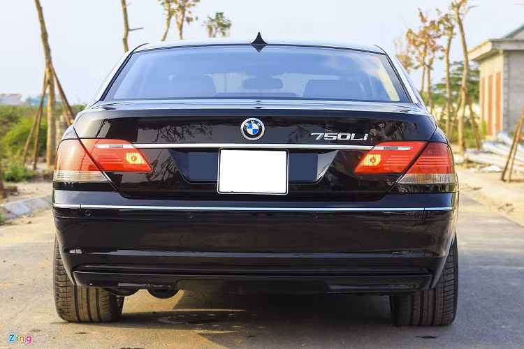 BMW 750 Li 2005 sử dụng động cơ V8 (mã N62) dung tích 4.8L cho công suất 361 mã lực, mô-men xoắn 490 Nm. Hộp số tự động 6 cấp. Cấu hình động cơ, hộp số này cũng được trang bị cho bản thường 750i (mã E65). Ngoài 750 Li, thế hệ này còn phiên bản 760 Li với động cơ V12 mạnh hơn. 