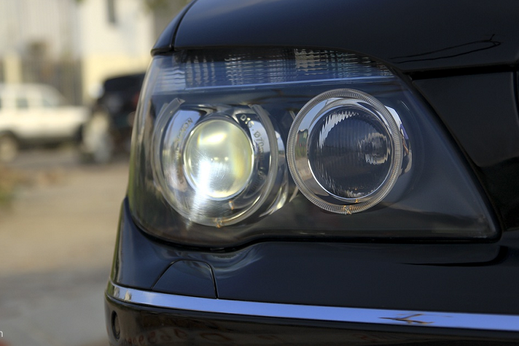 Đời xe này đã dùng đèn pha Bi-Xenon. BMW 750 Li 2005 có chiều rộng 1.902 mm, tương đương mẫu 740 Li 2020. Ở thế hệ hiện tại, 740 Li 2020 có chiều dài cơ sở 3.210 mm, dài hơn 82 mm so với bản cũ (3.128 mm). 