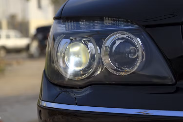 Đời xe này đã dùng đèn pha Bi-Xenon. BMW 750 Li 2005 có chiều rộng 1.902 mm, tương đương mẫu 740 Li 2020. Ở thế hệ hiện tại, 740 Li 2020 có chiều dài cơ sở 3.210 mm, dài hơn 82 mm so với bản cũ (3.128 mm). 