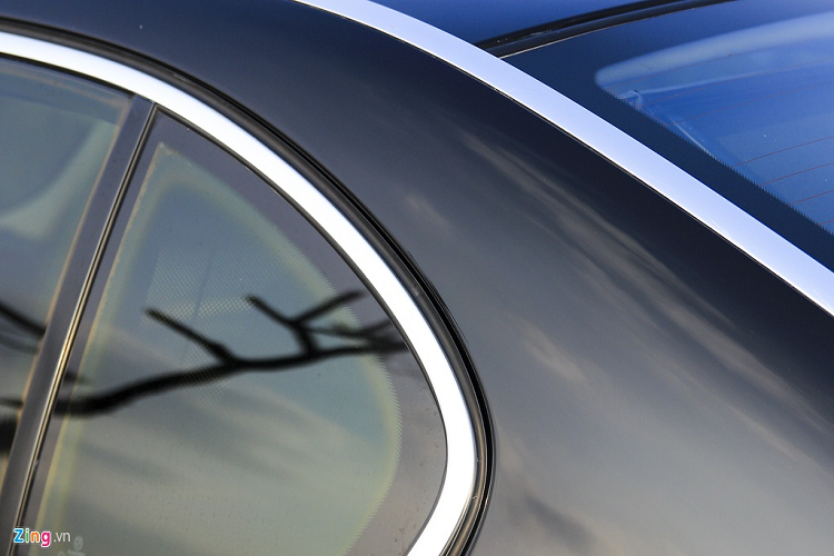 Chiếc xe nổi bật với vành đa chấu 19 inch nguyên bản. Hiện không nhiều mẫu BMW cùng đời ở Việt Nam còn mẫu vành này. Ra mắt năm 2005 nhưng BMW 750 Li đã có tính năng cửa hít hiện đại. 