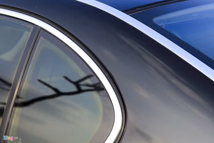 Chiếc xe nổi bật với vành đa chấu 19 inch nguyên bản. Hiện không nhiều mẫu BMW cùng đời ở Việt Nam còn mẫu vành này. Ra mắt năm 2005 nhưng BMW 750 Li đã có tính năng cửa hít hiện đại. 