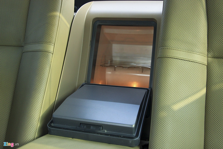 Tủ lạnh trên BMW 750 Li 14 năm tuổi vẫn còn hoạt động tốt. Theo anh Đặng Trung Thành (Trung tâm sửa chữa xe hơi BS Auto), tuy xe đã vận hành lâu nhưng chi phí sửa chữa, bảo dưỡng chiếc xe này khá dễ chịu. "Khoảng 40 triệu đồng là chiếc xe có thể vận hành ổn định", anh Thành nói.