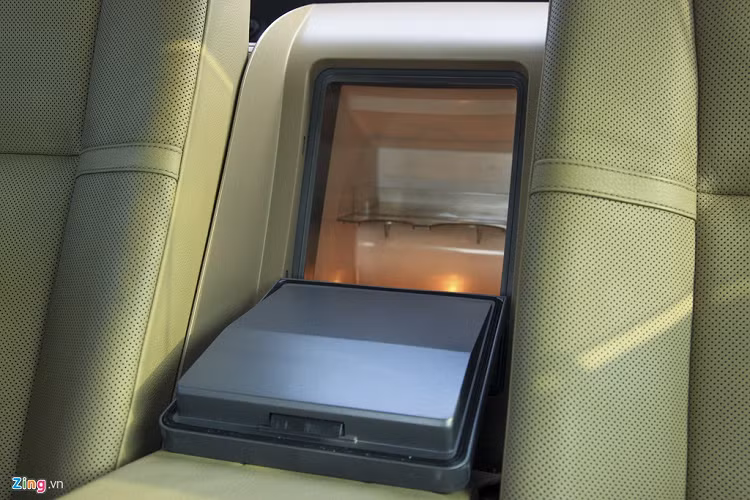 Tủ lạnh trên BMW 750 Li 14 năm tuổi vẫn còn hoạt động tốt. Theo anh Đặng Trung Thành (Trung tâm sửa chữa xe hơi BS Auto), tuy xe đã vận hành lâu nhưng chi phí sửa chữa, bảo dưỡng chiếc xe này khá dễ chịu. "Khoảng 40 triệu đồng là chiếc xe có thể vận hành ổn định", anh Thành nói.