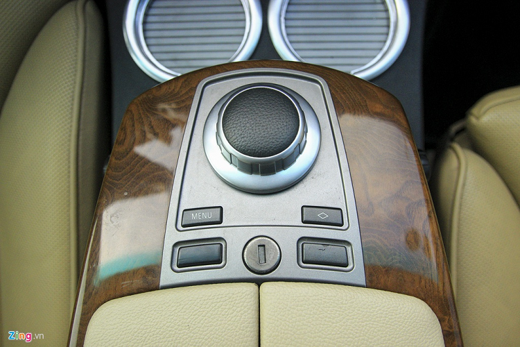 Hàng ghế sau có một màn hình giải trí nhỏ với chất lượng hình ảnh ở mức trung bình. Màn hình không có cảm ứng. Các tuỳ chọn tính năng giải trí ở màn hình này không thể điều khiển từ cụm phím điều hướng. 