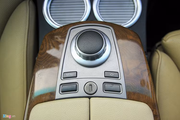 Hàng ghế sau có một màn hình giải trí nhỏ với chất lượng hình ảnh ở mức trung bình. Màn hình không có cảm ứng. Các tuỳ chọn tính năng giải trí ở màn hình này không thể điều khiển từ cụm phím điều hướng. 