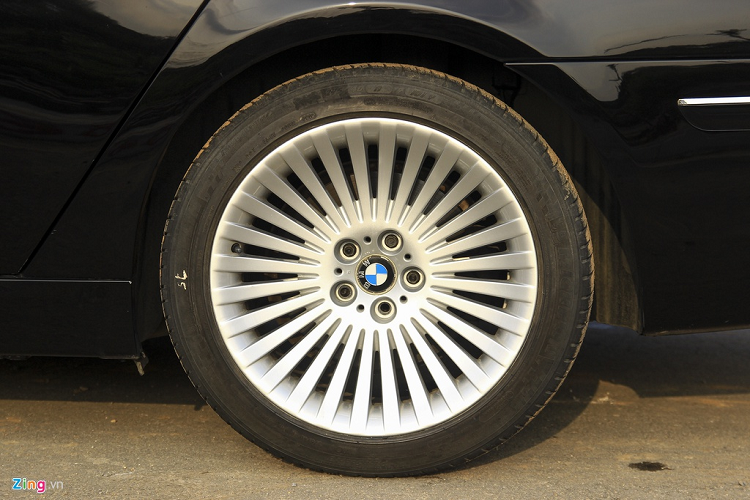 14 năm sử dụng, chiếc xe đã đi được hơn 140.000 km. Được chăm chút kỹ nên cụm màn hình đơn sắc bên dưới còn hoạt động tốt, không có dấu hiệu mờ, ố. Các tiện ích giải trí, tiện nghi bên trong được giữ nguyên. 