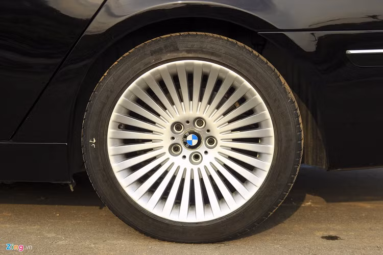 14 năm sử dụng, chiếc xe đã đi được hơn 140.000 km. Được chăm chút kỹ nên cụm màn hình đơn sắc bên dưới còn hoạt động tốt, không có dấu hiệu mờ, ố. Các tiện ích giải trí, tiện nghi bên trong được giữ nguyên. 