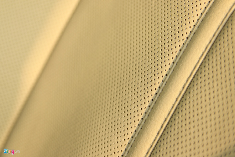 Các nút bấm thiên về tính thực dụng, chưa thực sự trau chuốt về thiết kế và khá lạc hậu so với các phiên bản đời sau. Phím điều hướng tuỳ chọn chức năng trên màn hình giải trí còn hoạt động tốt, mượt và không có độ trễ. 