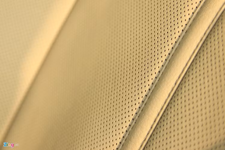 Các nút bấm thiên về tính thực dụng, chưa thực sự trau chuốt về thiết kế và khá lạc hậu so với các phiên bản đời sau. Phím điều hướng tuỳ chọn chức năng trên màn hình giải trí còn hoạt động tốt, mượt và không có độ trễ. 