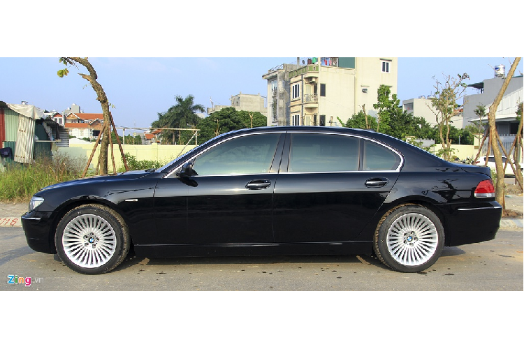 Đời xe này đã dùng đèn pha Bi-Xenon. BMW 750 Li đời 2005 có chiều rộng 1.902 mm, tương đương mẫu 740 Li 2020. Ở thế hệ hiện tại, 740 Li 2020 có chiều dài cơ sở 3.210 mm, dài hơn 82 mm so với bản cũ (3.128 mm). 