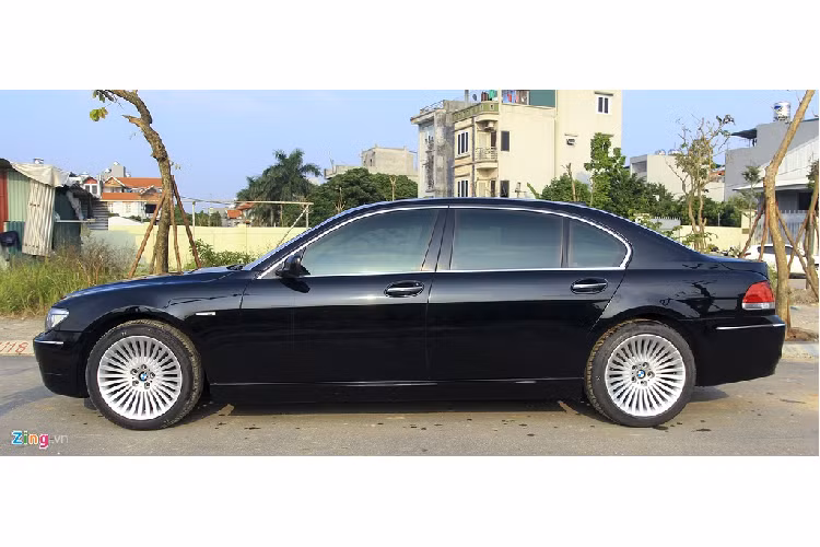 Đời xe này đã dùng đèn pha Bi-Xenon. BMW 750 Li đời 2005 có chiều rộng 1.902 mm, tương đương mẫu 740 Li 2020. Ở thế hệ hiện tại, 740 Li 2020 có chiều dài cơ sở 3.210 mm, dài hơn 82 mm so với bản cũ (3.128 mm). 