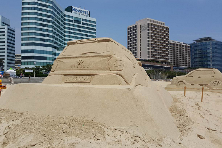 Phía sau chiếc xe cát Tivoli