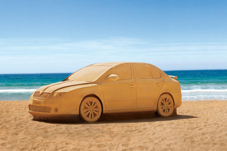 Hãng xe Skoda trưng bày xe cát giữa bãi biển