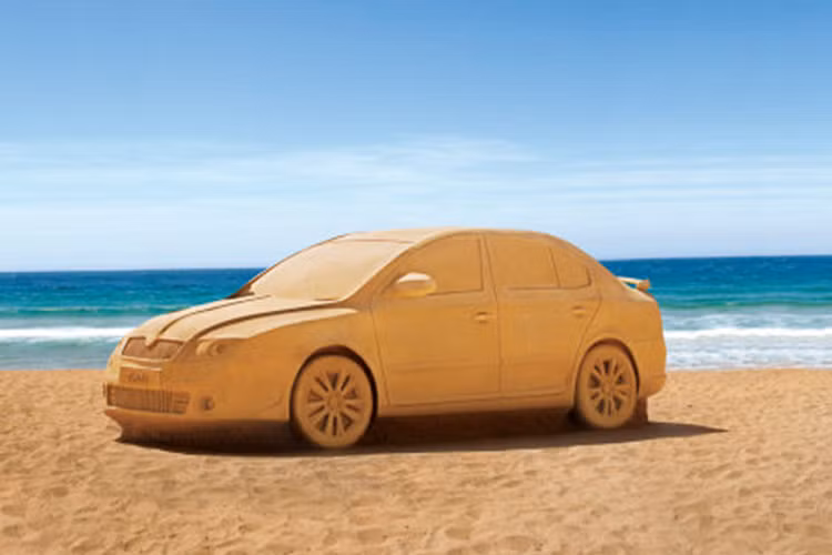 Hãng xe Skoda trưng bày xe cát giữa bãi biển