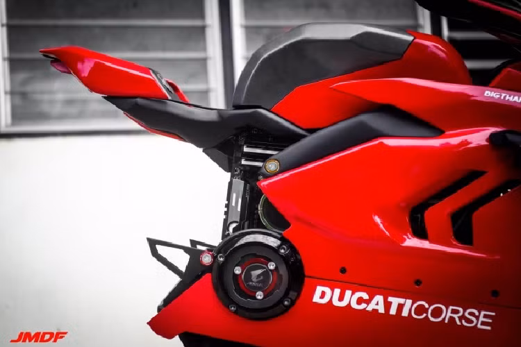 Chiếc Case máy tính Ducati Panigale V4R thu nhỏ với đầy đủ các bộ phận như yên xe, bình xăng, yếm xe và bộ ly hợp giả. Bên trong bộ nồi khô giả là logo biểu tượng Auros của thương hiệu Gigabyte.