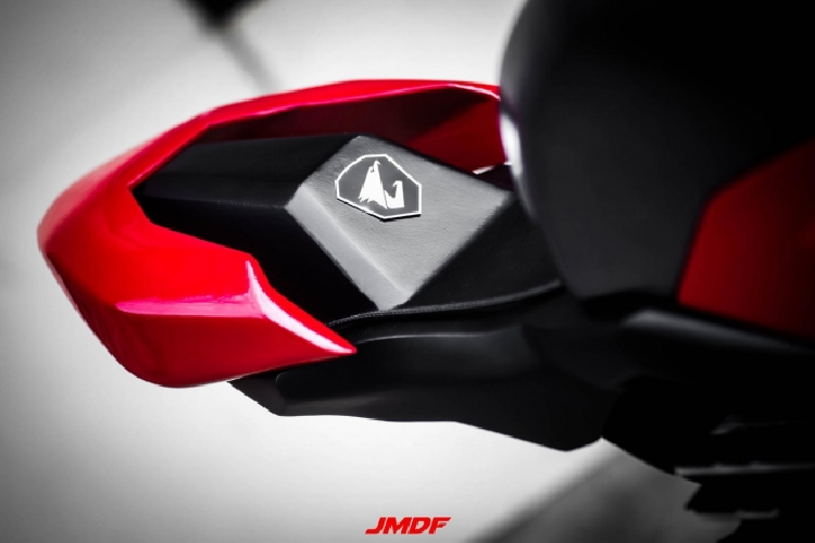 Phần yên xe giả cũng được dán logo Auros thay cho Ducati