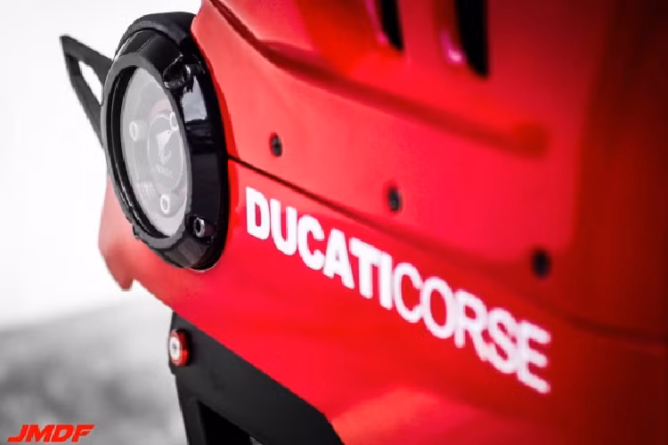 Logo tên Ducati Corse ở dưới ốp hông của chiếc Case máy tính