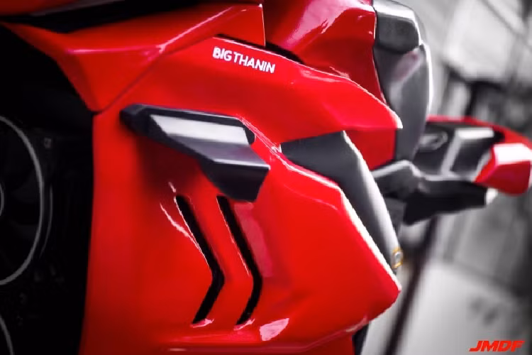 Cánh gió và lỗ thông gió khoét trên nắp Case hoàn toàn mô phỏng đúng với chiếc Ducati Panigale V4R thực thụ