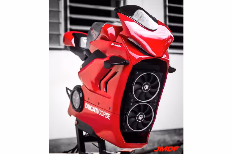 Chiếc Case máy tính mang vẻ ngoài của siêu môtô Panigale V4R. Vẻ ngoài của chiếc Case máy tính này thực sự giống Panigale V4R với bộ cánh màu đỏ tươi bóng, phần đầu xe với cặp LED định vị, kính chắn gió, cánh gió hai bên, lỗ thống gió khoét ở hông nắp case, bình xăng giả, yên xe và bộ nồi khô giả.