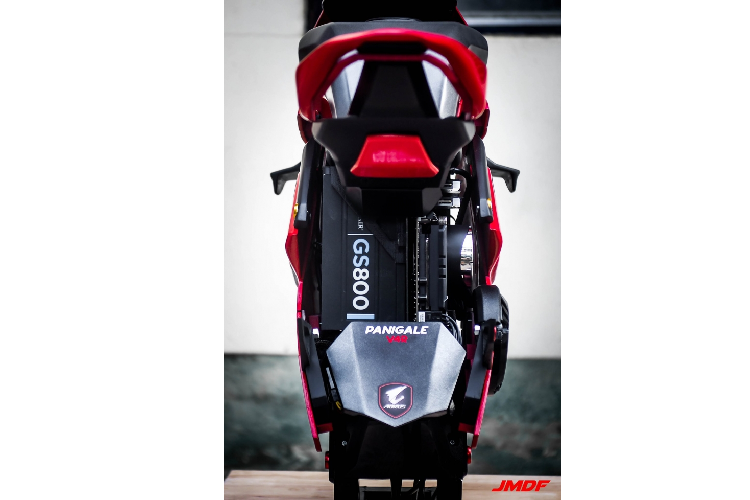 Ở phần "đuôi xe" là nơi đặt bộ nguồn Corsair GS800 cung cấp điện cho toàn bộ máy tính. Từ góc này, có thể dễ dàng nhìn tháya các chi tiết khác như bo mạch chủ, bơm nước cho hệ thống tản nhiệt AIO và cặp RAM G.SKILL Tridentz RGB