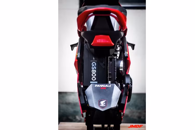 Ở phần "đuôi xe" là nơi đặt bộ nguồn Corsair GS800 cung cấp điện cho toàn bộ máy tính. Từ góc này, có thể dễ dàng nhìn tháya các chi tiết khác như bo mạch chủ, bơm nước cho hệ thống tản nhiệt AIO và cặp RAM G.SKILL Tridentz RGB