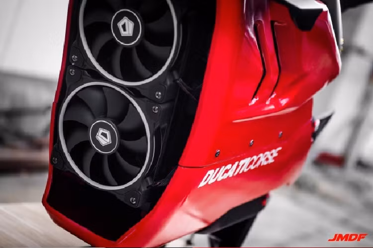 Phía trước case, nơi đáng lẽ ra là vị trí đặt két nước cho động cơ xe cũng là két nước cùng quạt làm mát cho CPU mang thương hiệu ID Cooling Frostflow X240