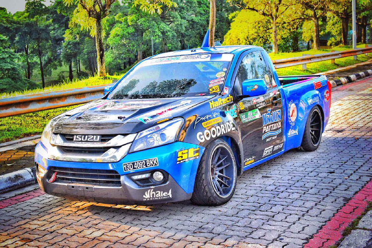 Động cơ này được nâng cấp ‘’đồ chơi’’ như trục cam HKS 272, dàn piston từ thương hiệu Arias, nâng cấp dàn kim phun (1.600 cc) và hộp ECU của HalTech. Nâng cấp bộ ly hợp carbon ATS, hộp số Jerico 5 cấp và vi sai chống trượt của Nissan Skyline,... Chiếc D-Max này được độ để phục vụ cho bộ môn drift.