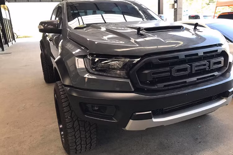 Nhưng tại Thái Lan – thiên đường xe bán tải, các chủ xe bán tải thường có những cách chơi khác như hạ gầm thấp theo phong cách ‘’Low-rider’’, nâng cấp hệ thống tăng áp cho động cơ dầu,... Chiếc Ford Ranger Raptor độ này đã được chủ nhân gác máy xăng 6 xy-lanh mã 2JZ nổi tiếng trong thế giới xe JDM Nhật Bản.