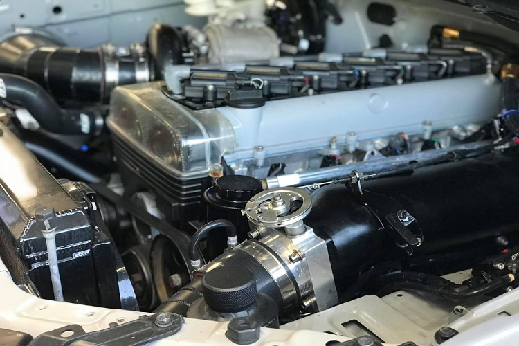 Đây là động cơ được đánh giá có tiềm năng độ công suất cao, nhờ vào yếu tố cực kỳ quan trọng chính là block máy làm bằng gang bền bỉ giúp các tuner có thể thực hiện công tác như nâng cấp hệ thống tăng áp &amp; giải nhiệt, nâng cấp nắp quy-lát móc họng hút/xả (porting), nâng cấp tay dên, bạc, đóng lòng mới,… để đáp ứng cho mức công suất cao từ tăng áp.