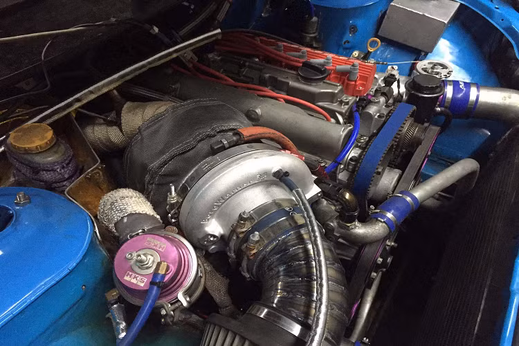 Tại Thái Lan, có rất nhiều các mẫu xe bán tải và SUV đã được nâng cấp động cơ 2JZ để phục vụ cho nhiều cách chơi khác nhau như đua drag hay chơi drift, ví dụ như chiếc Isuzu D-Max bên dưới đã được ‘’gác’’ động cơ 2JZ-GTE 3.4L lắp bộ tăng áp lớn từ BorgWarner cho công suất tối đa 943 mã lực (956 PS) và mô-men xoắn cực đại lên đến 1.055 Nm.