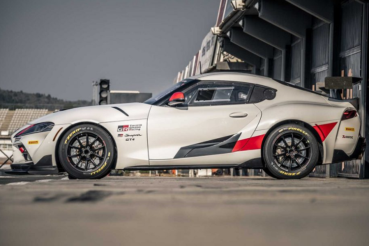 Hãng xe ôtô Toyota cũng trang bị cho GR Supra GT4 khung chống lật bắt buộc theo tiêu chuẩn FIA cùng nội thất được lược bỏ, ghế đua cùng đai an toàn 6 điểm. bảng táp-lô bọc da của Supra cũng đã được tháo bỏ, thay vào đó là bảng táp-lô được tối giản hóa, làm bằng sợi carbon phù hợp với tiêu chuẩn của xe đua GT4.